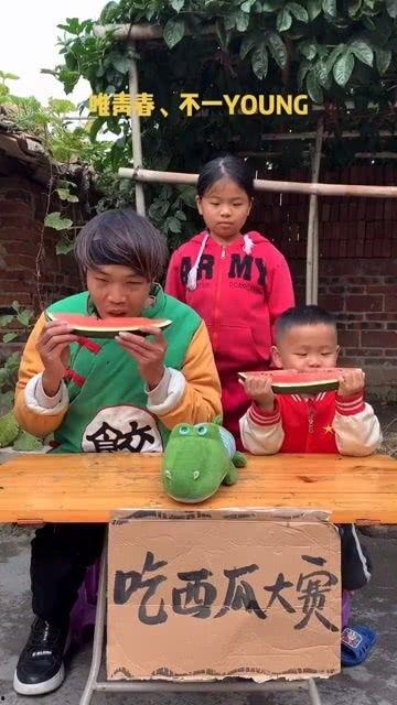 喝酒吃瓜的搞笑视频,笑料横生！搞笑视频带你领略欢乐时光