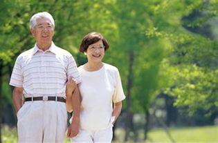 老人吵架吃瓜,老人吵架引围观，吃瓜群众现场热议