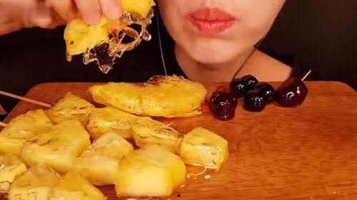 国外美女吃酸瓜,国外美女大啖酸瓜的时尚瞬间