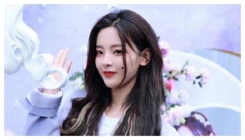 宅家少女吃瓜拍照,美食拍照两不误