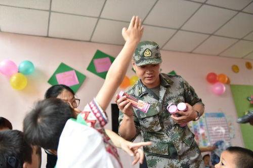 兵哥吃瓜比赛视频,军营里的欢乐盛宴